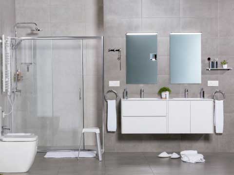Decorar cuarto de baño donde aparece un baño completo de doble seno.