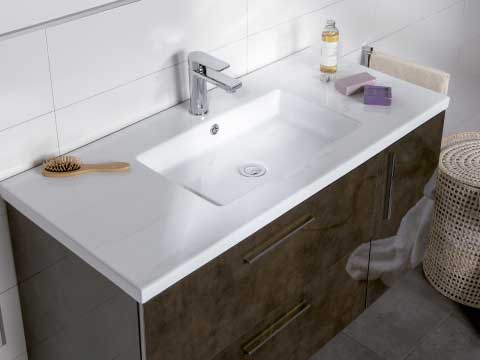 Escoger lavabo donde aparece un lavabo clásico de porcelana blanca.
